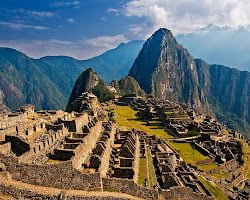 Machu Picchu é uma cidade inca localizada nas montanhas do Peru