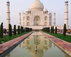 Taj Mahal é um mausoléu localizado na cidade de Agra